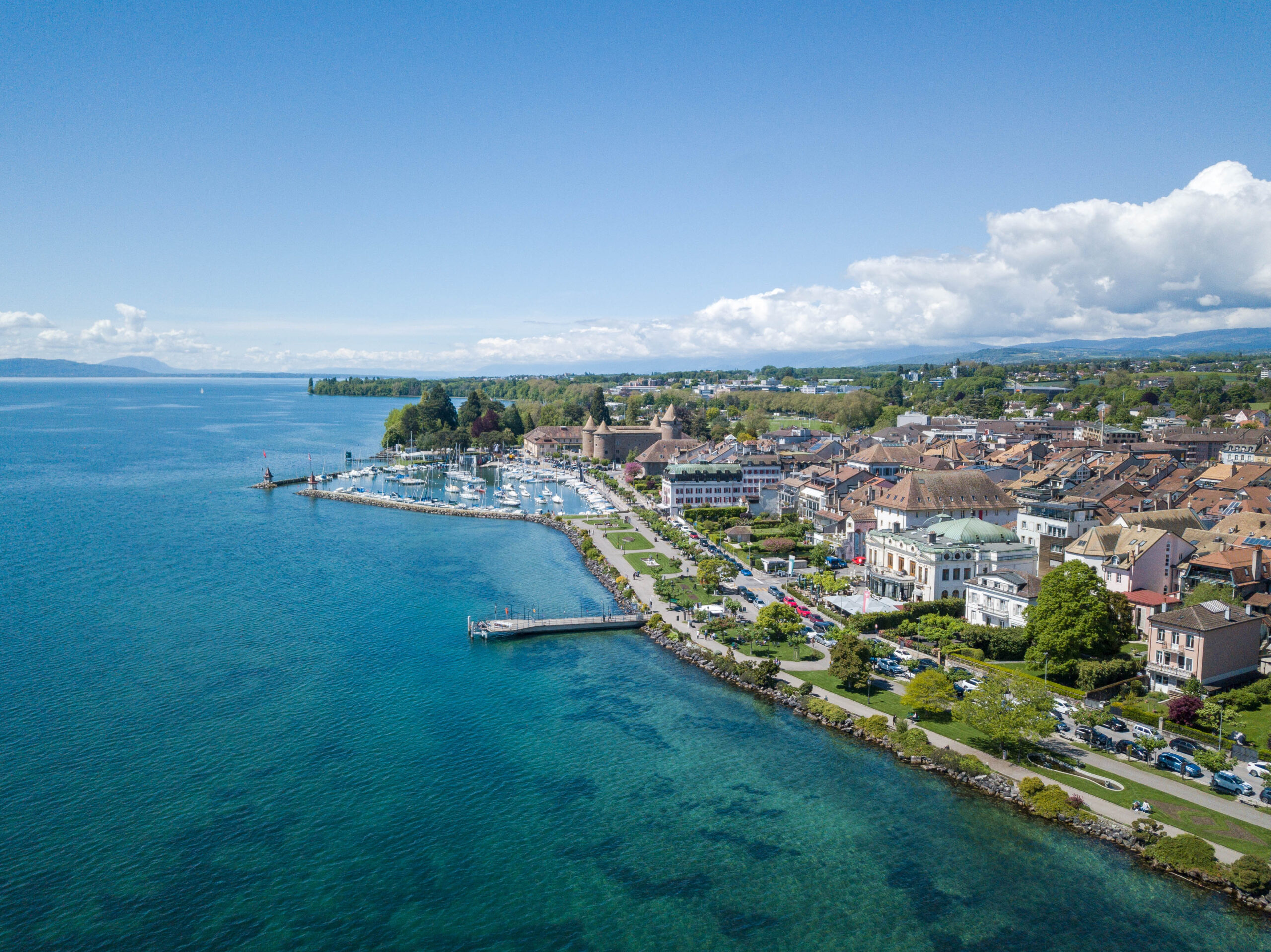 Morges vue du ciel, vue sur la ville et le lac